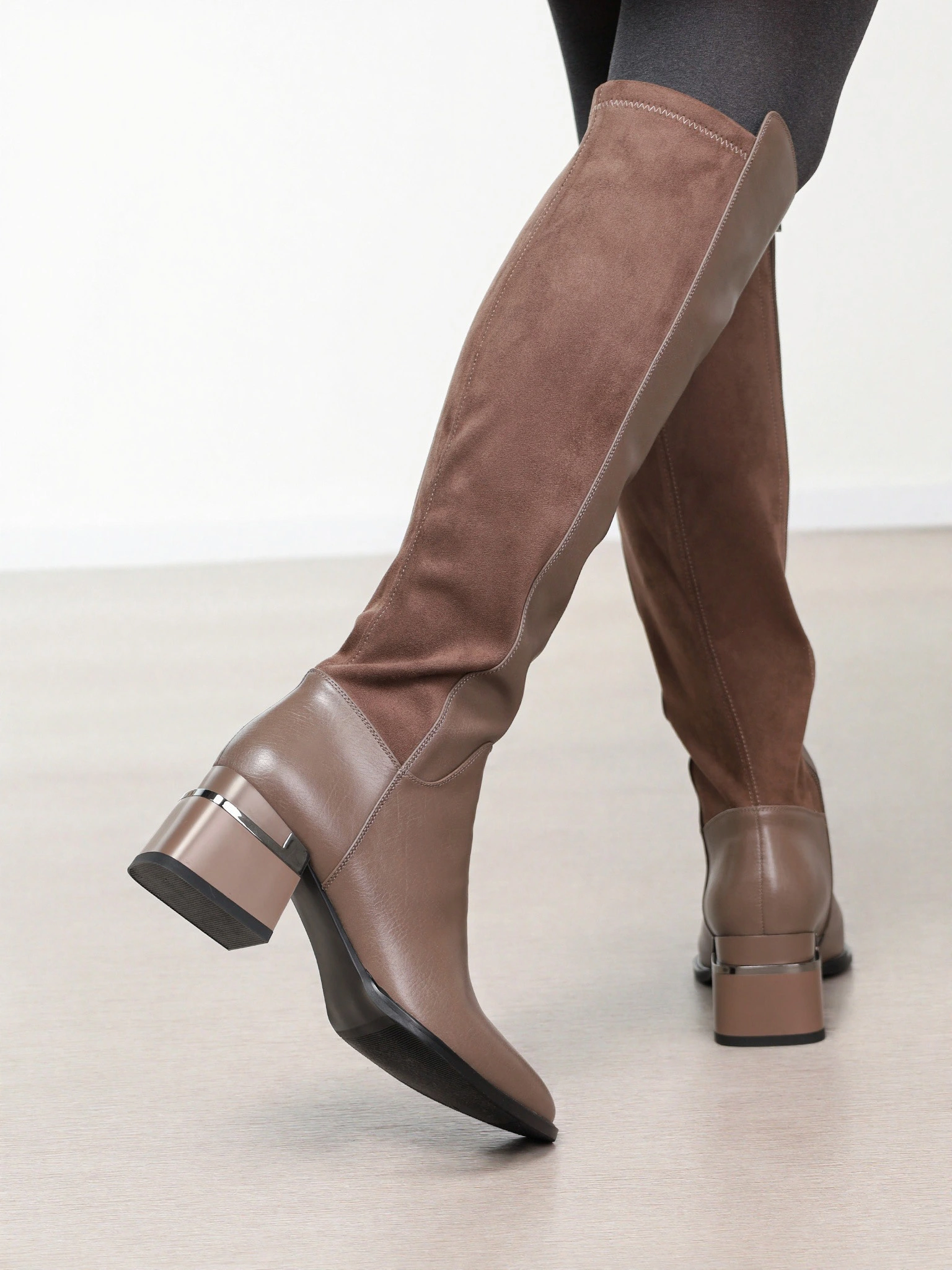 Сапоги комбинированные серого цвета на высоком каблуке